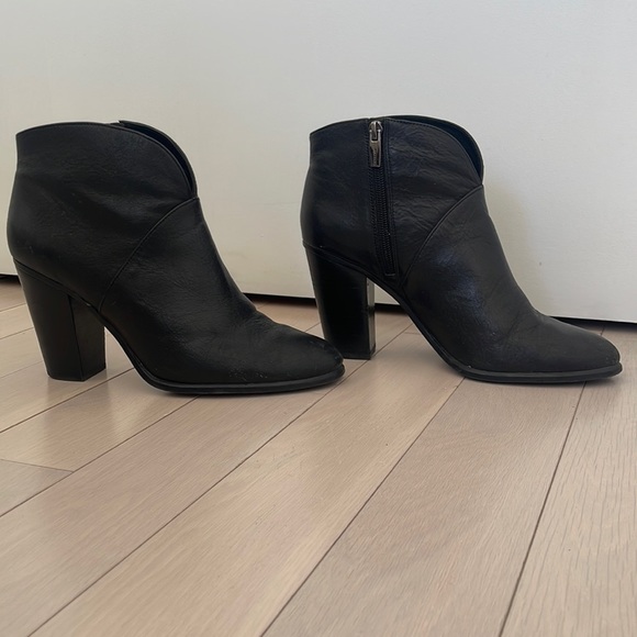 Women’s 9.5 Vince Camuto bootie heels - Picture 1 of 3